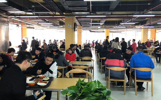 味萊客公司承包學(xué)校食堂