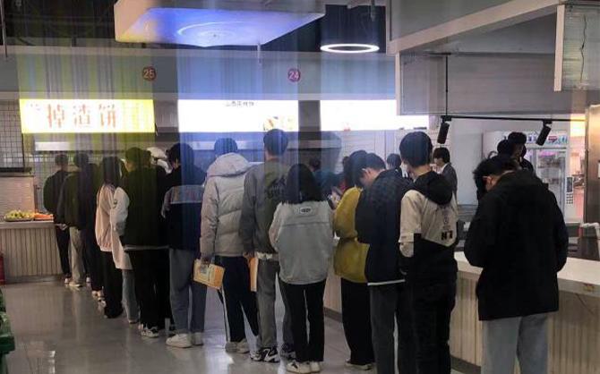 學(xué)校食堂窗口排隊(duì)開餐圖片