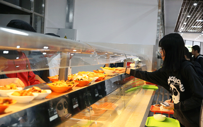 昆明年輕人把五星級酒店當(dāng)食堂