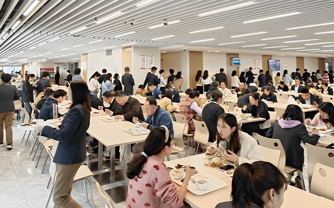 大型企業食堂用餐現場圖片