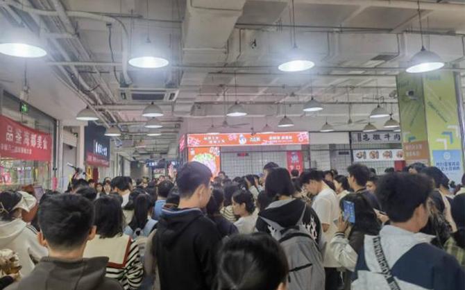 全封閉式學校食堂就餐現場圖片