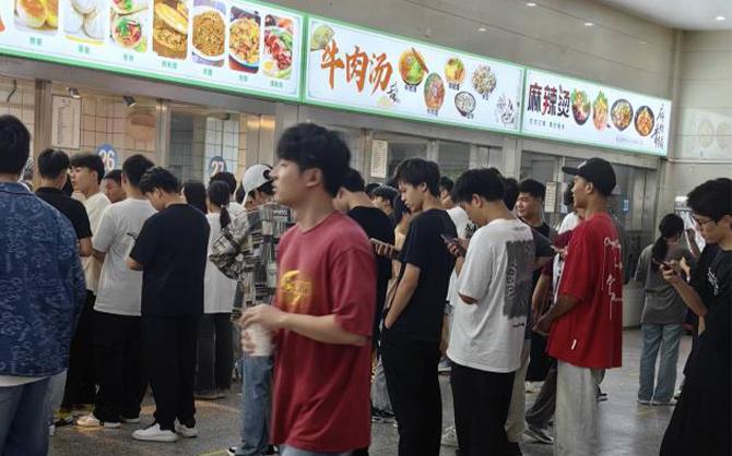 學(xué)校食堂學(xué)生排隊(duì)用膳現(xiàn)場(chǎng)圖片